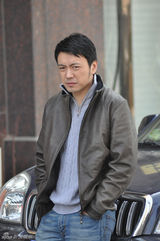 组图：《深白》剧照曝光 曹炳琨变身帅气小老板