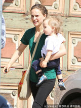 组图：娜塔丽-波特曼单手抱娃 小家伙萌样可爱