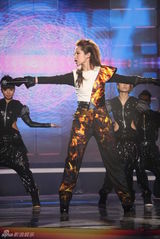 高清：深圳卫视跨年晚会 莫文蔚驯鹿装对决张佑赫