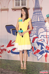 组图：吴千语裙装甜美亮相 曝与林峰为妈挑礼物