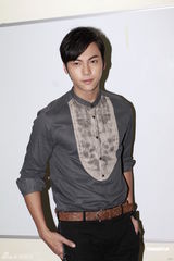 组图：陈伟霆帅气录制《劲歌金曲》钟嘉欣笑容甜美