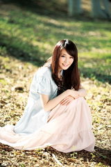 组图：李曼拍摄田园写真 “氧气美女”清新动人