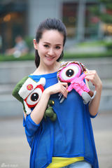 组图：张定涵街拍化身蓝精灵 俏御姐变可爱嫩萝莉