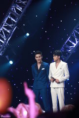 组图：快男热血复活赛 范世琦对抗居来提