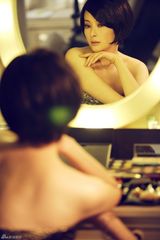 幻灯图：袁莉性感演绎镜中花 低胸香肩显熟女诱惑 