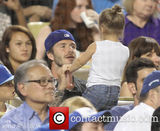 组图：小贝化身奶爸哄女儿 小七捏脸抢帽玩老爸