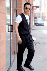 组图：何晟铭街拍连身裤搭T恤