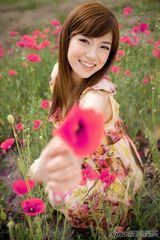 高清组图：《唱响》金叶夏日写真 邻家女孩清新靓丽