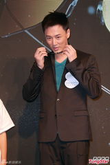 组图：林峰不谈与吴千语游太空 否认抢粉丝手机