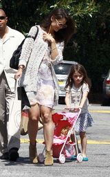 组图：苏瑞推小粉车上街 照看洋娃娃表情可爱