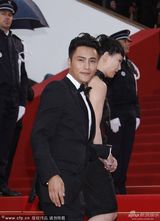 组图：陈坤携《过界》剧组亮相红毯 黑西服帅气