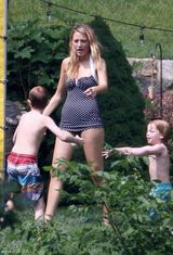 组图：雷诺兹聚会裸上身热吻布莱克-莱弗利