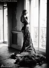 组图：阿曼达-塞弗里德《名利场》写真美若仙子