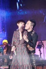 组图：黄耀明陈珊妮合唱 亲密揽抱毫不避忌