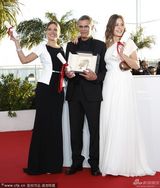 组图：戛纳电影节闭幕 影人后台欢庆获奖