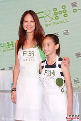 组图：司马燕同丈夫儿子参加活动 烹制美食