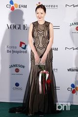 组图：韩孝珠玉泽演等众星亮相釜山电影节蓝毯