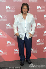 组图：《王尔德-莎乐美》发布会 导演获查斯坦献吻