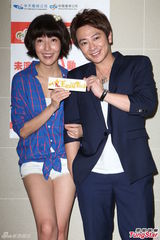 组图：孙耀威宣传新片 自曝摸杨谨华酥胸