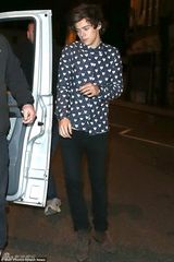 组图：小天后泰勒前男友泡吧庆生笑拥脱衣舞娘