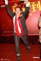 幻灯图：《财神到》宣传派发红包 谭咏麟被赞人好