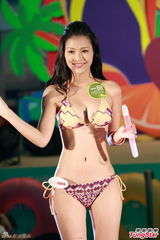 组图：女模泳装露胸垫 疑现下体线条