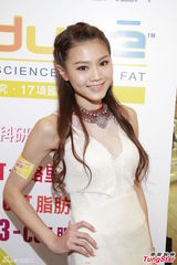 组图：周秀娜拍动作戏受伤 笑称要加片酬抵辛苦