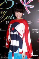 幻灯图：黄宗泽礼帽造型抢眼 与胡杏儿同场不合影 