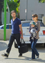 高清组图：娜塔丽-波特曼一家三口外出儿子可爱