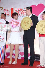 组图：Selina与老公共同做公益 浅笑清新似少女