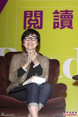 组图：林青霞短发眼镜办朗读会