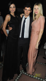 高清：布鲁姆携女友甜蜜感恩 安妮斯顿形单影只 