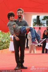 高清图：《黑羊》首映式 导演阿卡西奥变“轿夫”