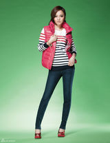 组图：张韶涵写真大片印花上衣配短裙大秀美腿