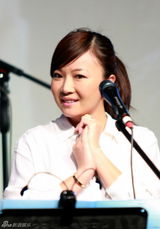 高清图：王筝演唱会幸福开场 老公送花献吻助阵现场