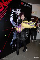 高清图：杨千嬅香港签唱 皮草华丽艳光四射