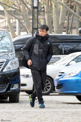 独家：文章带工人去公司搬家 亲自监工表情严肃