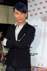 组图：陶喆黑色西服帅气亮相 现场不会写中文