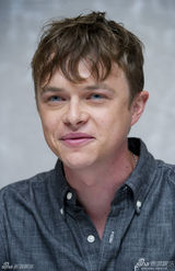 组图：丹尼尔为《杀死汝爱》拍写真 抿嘴卖萌