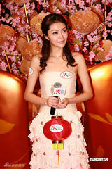 幻灯图集：熊黛林华美礼服亮相 表演优美花灯舞 