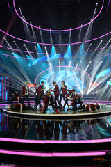 组图：湖南元宵EXO热舞 何炅马丽小品植入叫兽