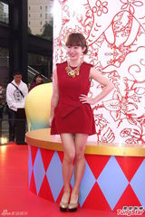 组图：郭书瑶“封胸”代言晒玉背 过年患重感冒