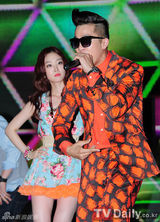 组图：韩组合Mighty Mouth新专辑首唱会战衣抢眼