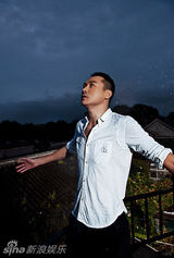 组图：高虎雨中扮硬汉 文艺与嬉皮融合