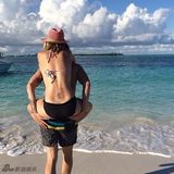 组图：《大爆炸》佩妮结婚 与新婚丈夫甜蜜满满