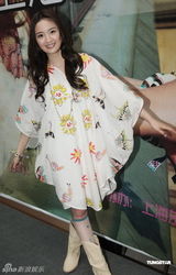 组图：林依晨新碟发布花裙子亮相 抱爱犬不撒手