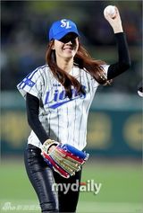 组图：韩国女艺人金荷娜担任棒球比赛开球嘉宾