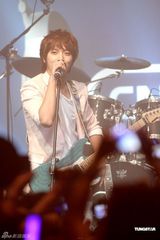 组图：韩国组合CNBLUE办歌迷见面会 粉丝热情高涨