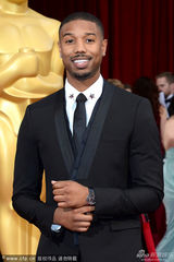 组图：黑人新星迈克尔-B-乔丹黑西装阳光亮相