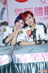 组图：少女组合SuperGear握手会秀美腿引宅男